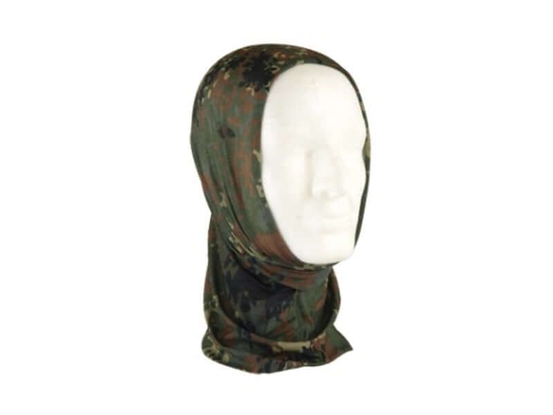 Echarpe multi-fonction Flecktarn portée sur un mannequin, idéale pour le camouflage en milieu naturel.