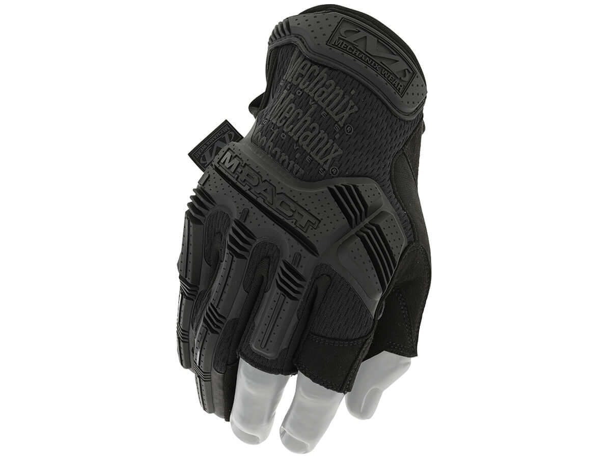 Mains avec les gants Mechanix Gants Trigger Finger Noir, offrant une protection contre le froid et des abrasions.